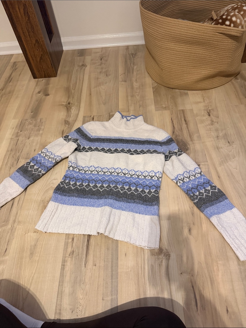𝅺SIZE small Aspen white grey and blue patterned turtle neck sweater
